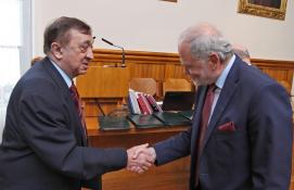 Sekretarz Generalny PAU prof. Szczepan Biliński gratuluje profesorowi nominacji na członka czynnego PAU